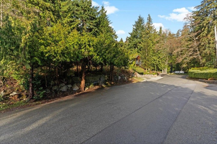 Photo 10 at 478 Craigmohr Drive, Glenmore, West Vancouver