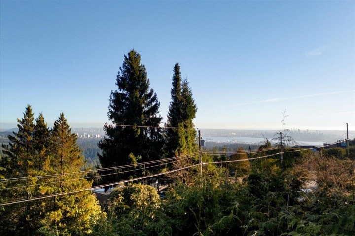 Photo 4 at 478 Craigmohr Drive, Glenmore, West Vancouver