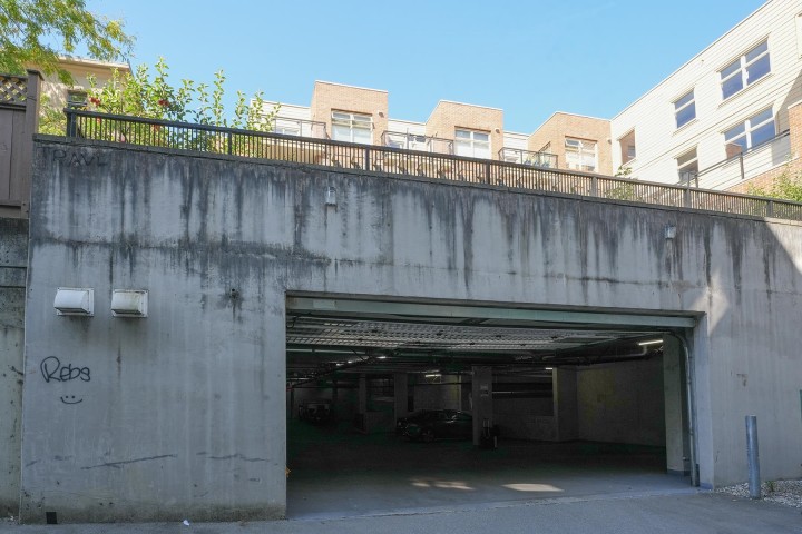 Photo 16 at 403 - 2408 E Broadway, Renfrew Heights, Vancouver East