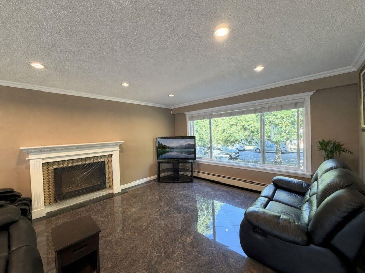 Photo 2 at 5885 Lincoln Street, Killarney VE, Vancouver East