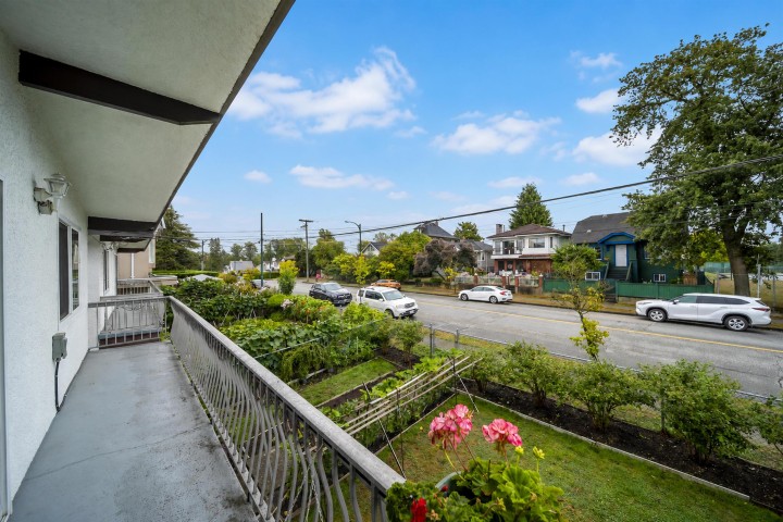 Photo 5 at 4657 Slocan Street, Collingwood VE, Vancouver East