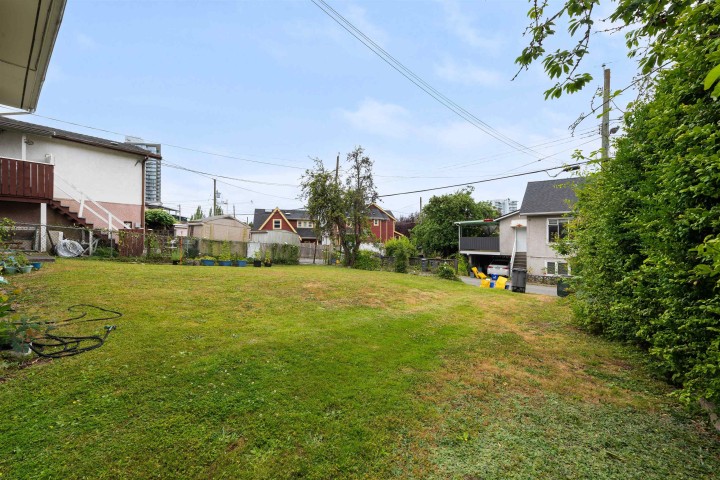 Photo 12 at 4561 Nanaimo Street, Victoria VE, Vancouver East