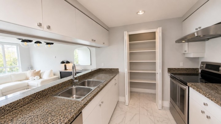 Photo 13 at 608 - 1228 Marinaside Crescent Street, Yaletown, Vancouver West