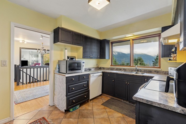 Photo 7 at 556 Ballantree Road, Glenmore, West Vancouver