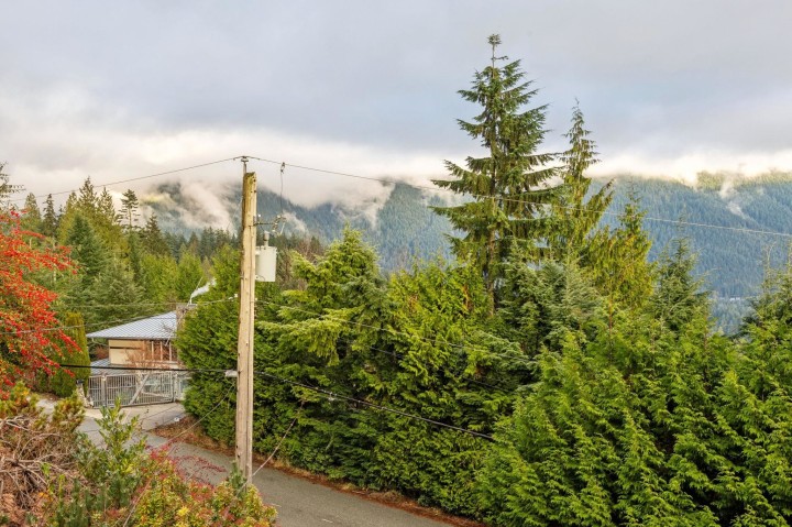 Photo 32 at 556 Ballantree Road, Glenmore, West Vancouver