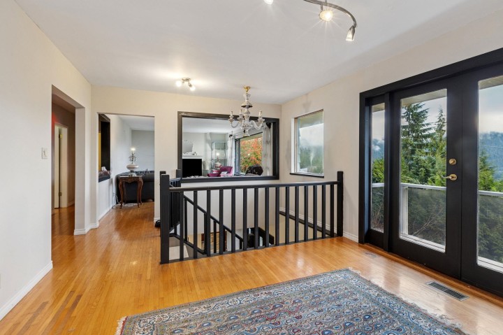 Photo 5 at 556 Ballantree Road, Glenmore, West Vancouver