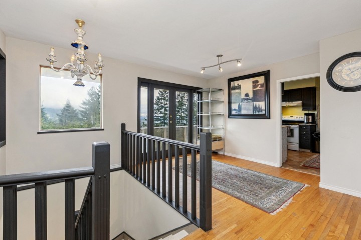 Photo 10 at 556 Ballantree Road, Glenmore, West Vancouver