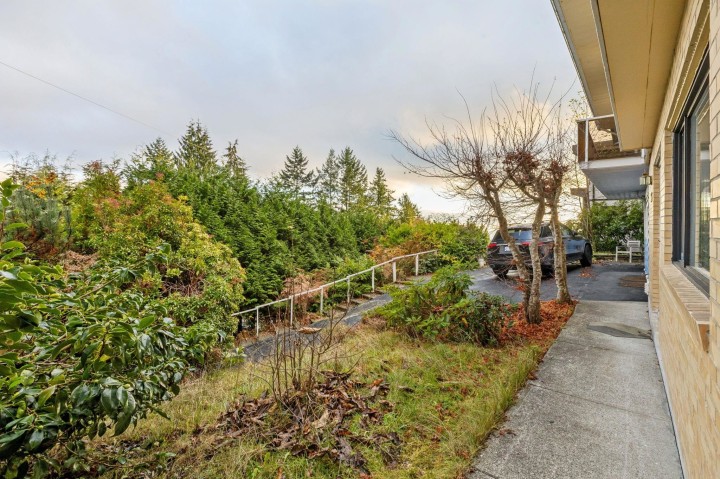 Photo 33 at 556 Ballantree Road, Glenmore, West Vancouver