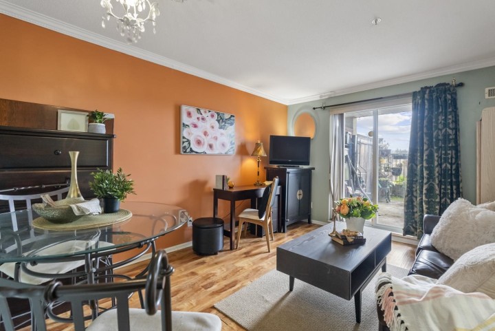 Photo 2 at 202 - 868 Kingsway, Fraser VE, Vancouver East