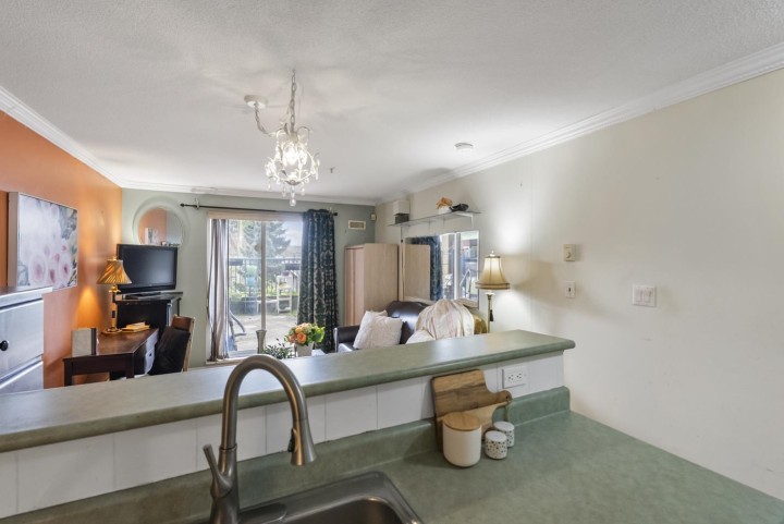 Photo 6 at 202 - 868 Kingsway, Fraser VE, Vancouver East