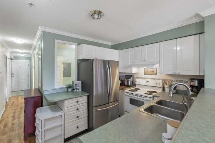 Photo 7 at 202 - 868 Kingsway, Fraser VE, Vancouver East