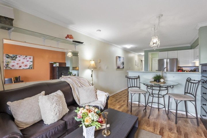 Photo 3 at 202 - 868 Kingsway, Fraser VE, Vancouver East