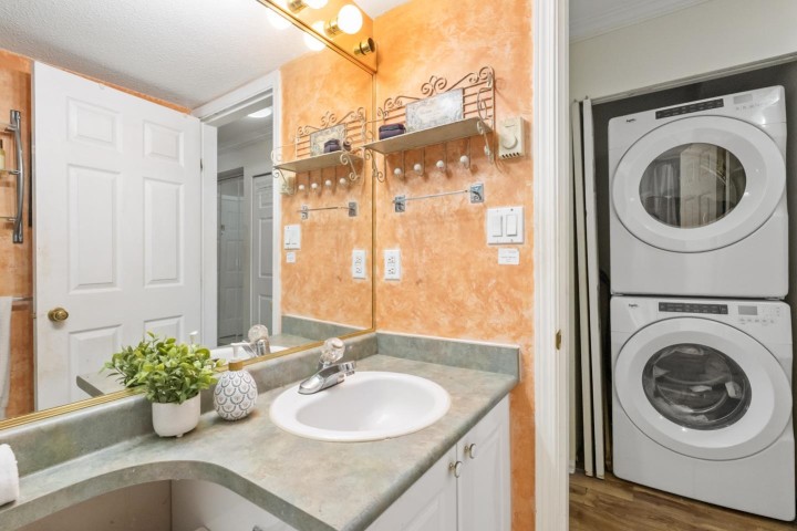 Photo 10 at 202 - 868 Kingsway, Fraser VE, Vancouver East