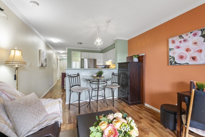 Photo 4 at 202 - 868 Kingsway, Fraser VE, Vancouver East