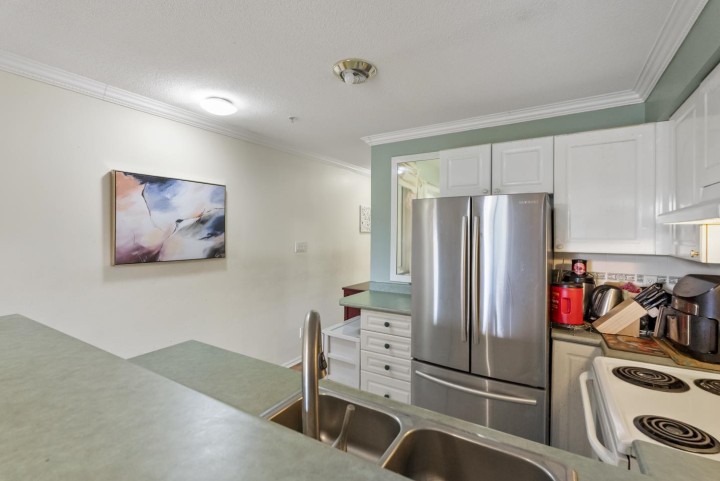 Photo 8 at 202 - 868 Kingsway, Fraser VE, Vancouver East