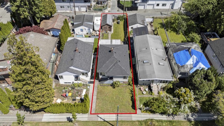Photo 2 at 942 Nanaimo Street, Renfrew VE, Vancouver East