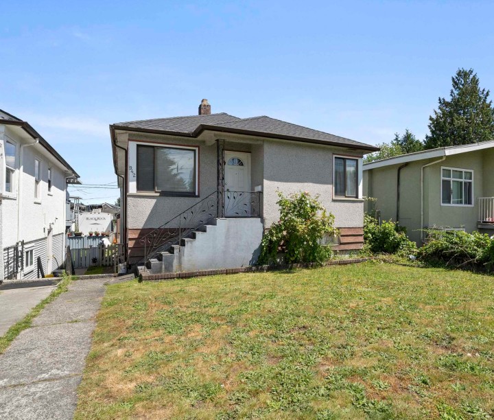 Photo 1 at 942 Nanaimo Street, Renfrew VE, Vancouver East