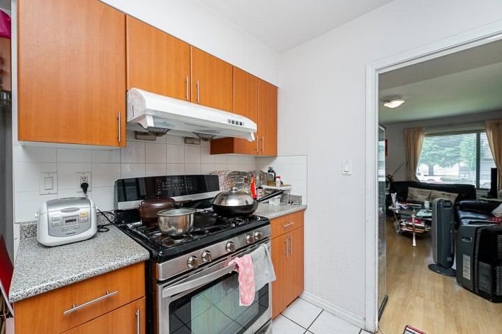 Photo 4 at 942 Nanaimo Street, Renfrew VE, Vancouver East