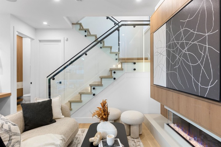 Photo 3 at 1 - 2435 Napier Street, Renfrew VE, Vancouver East