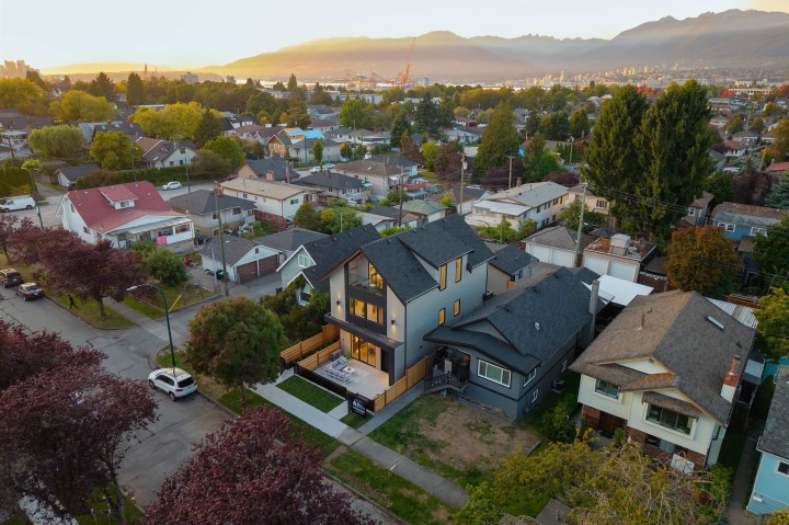 Photo 20 at 1 - 2435 Napier Street, Renfrew VE, Vancouver East