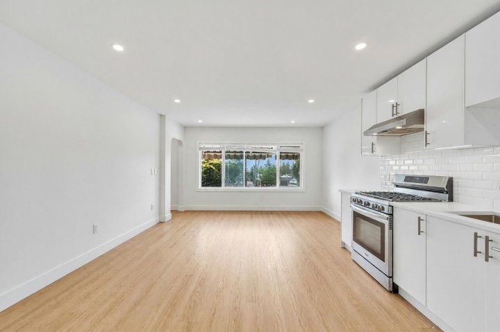 Photo 3 at 425 E 57th Avenue, South Vancouver, Vancouver East