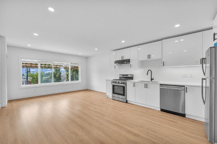 Photo 1 at 425 E 57th Avenue, South Vancouver, Vancouver East