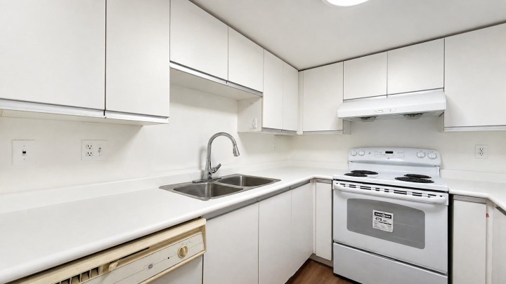 Photo 10 at 1 - 2528 E Broadway, Renfrew Heights, Vancouver East