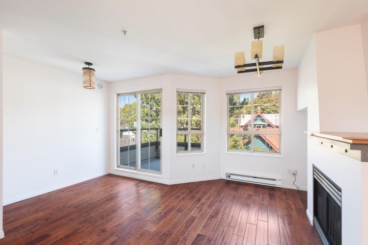 Photo 4 at 34 - 2375 W Broadway, Kitsilano, Vancouver West