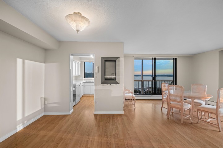 Photo 6 at 902 - 1390 Duchess Avenue, Ambleside, West Vancouver