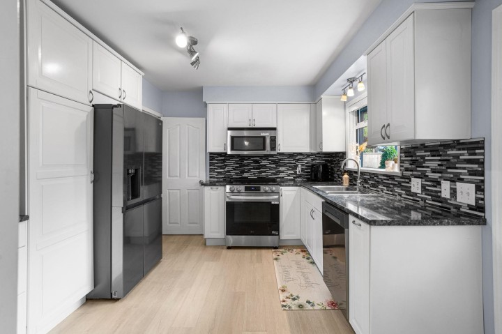 Photo 10 at 3020 Thorncliffe Drive, Edgemont, North Vancouver