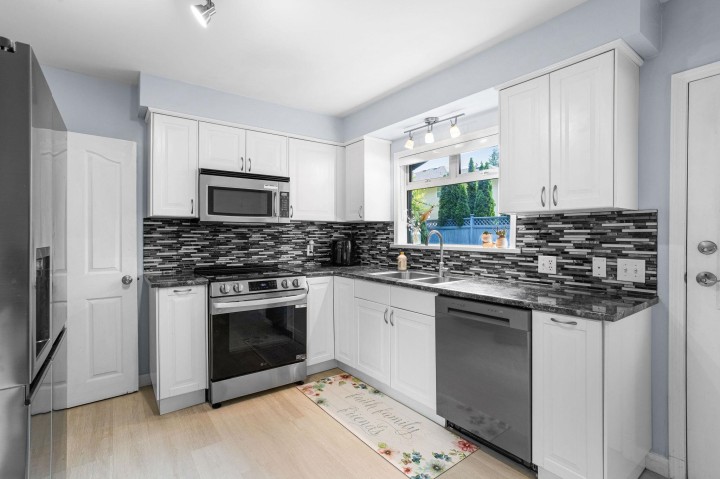 Photo 11 at 3020 Thorncliffe Drive, Edgemont, North Vancouver
