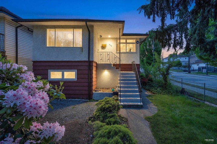 Photo 4 at 3006 E 27th Avenue, Renfrew Heights, Vancouver East
