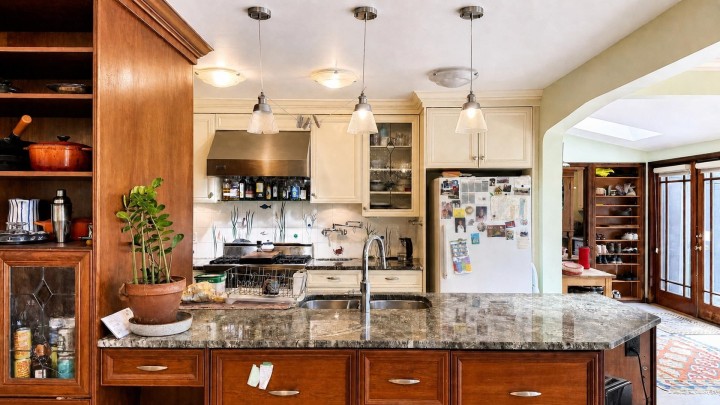 Photo 1 at 624 W 30th Avenue, Cambie, Vancouver West