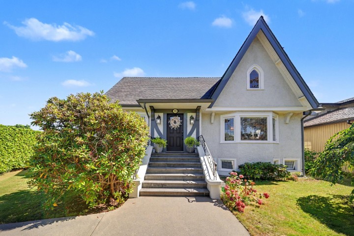 Photo 1 at 952 Grand Boulevard, Boulevard, North Vancouver