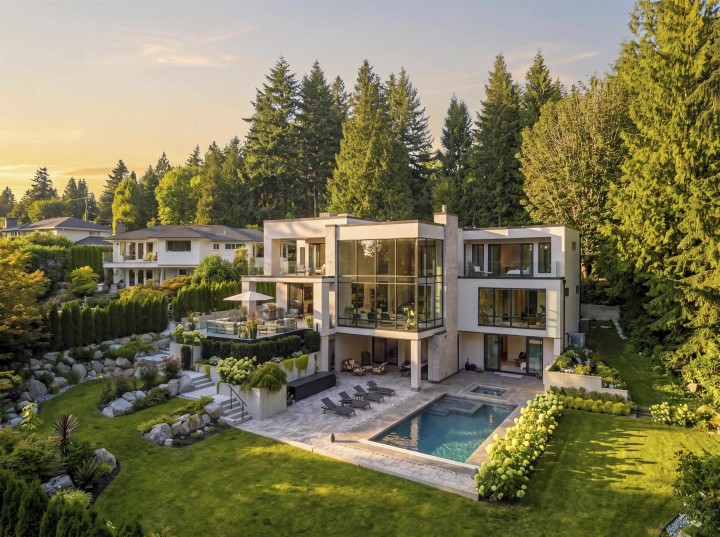 Photo 2 at 450 Macbeth Crescent, Cedardale, West Vancouver