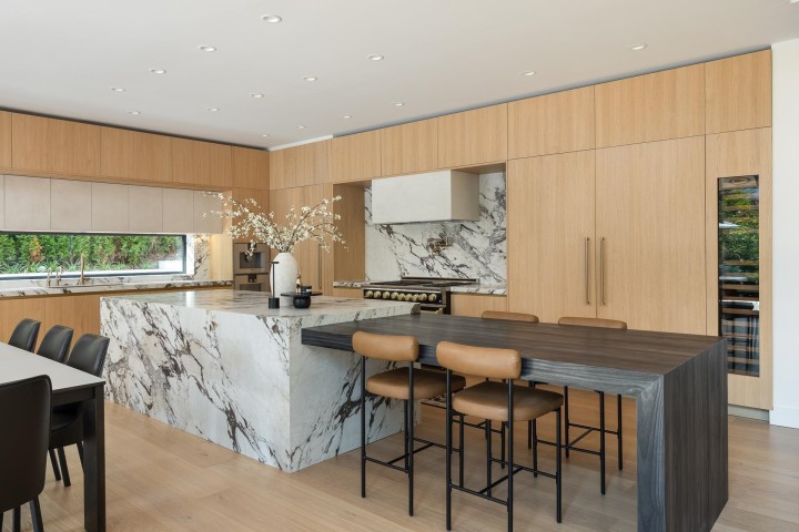 Photo 9 at 450 Macbeth Crescent, Cedardale, West Vancouver