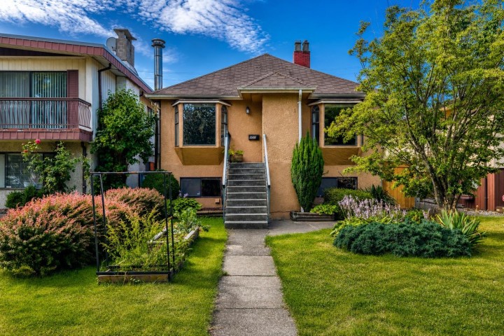 Photo 1 at 2576 Parker Street, Renfrew VE, Vancouver East