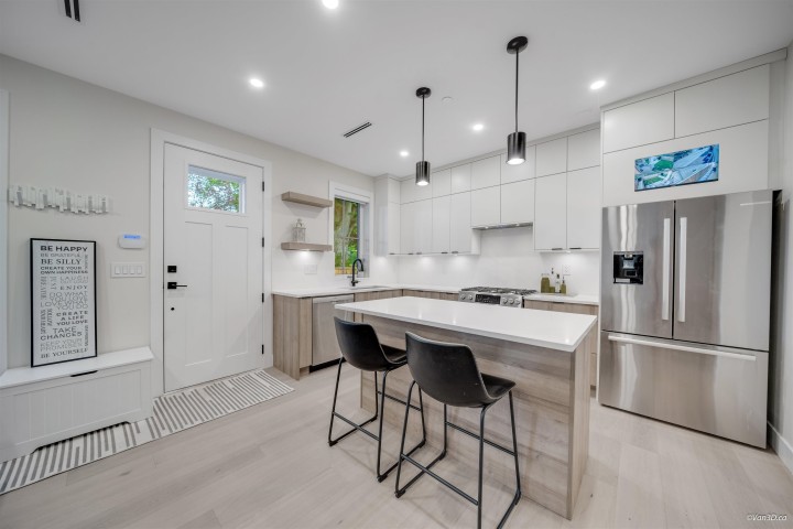 Photo 3 at 2558 William Street, Renfrew VE, Vancouver East