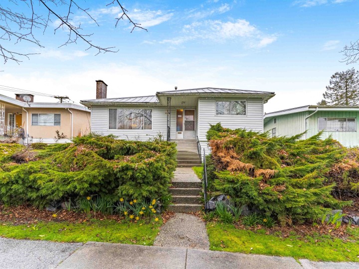 Photo 2 at 409 E 63rd Avenue, South Vancouver, Vancouver East