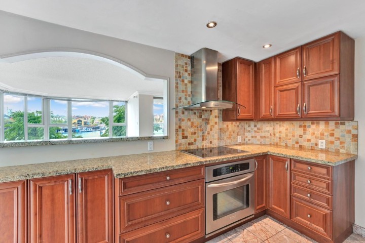 Photo 13 at 203 - 1675 Hornby Street, Yaletown, Vancouver West