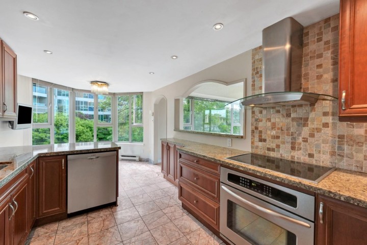 Photo 12 at 203 - 1675 Hornby Street, Yaletown, Vancouver West