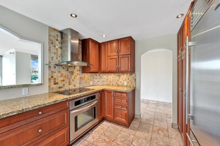 Photo 14 at 203 - 1675 Hornby Street, Yaletown, Vancouver West