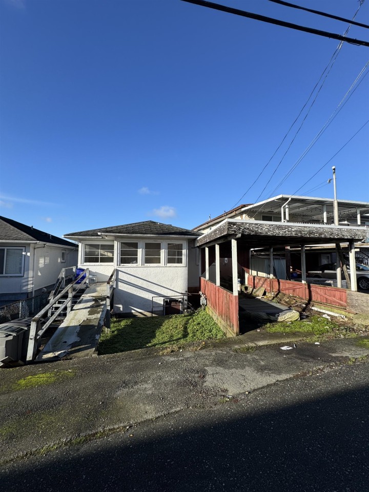 Photo 4 at 7654 Fraser Street, South Vancouver, Vancouver East