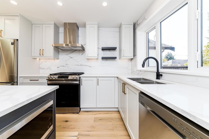 Photo 7 at 5447 Killarney Street, Collingwood VE, Vancouver East