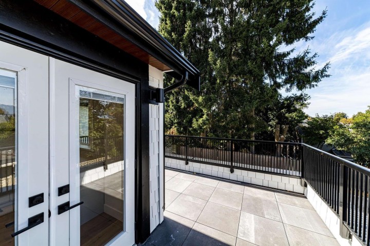 Photo 4 at 5447 Killarney Street, Collingwood VE, Vancouver East