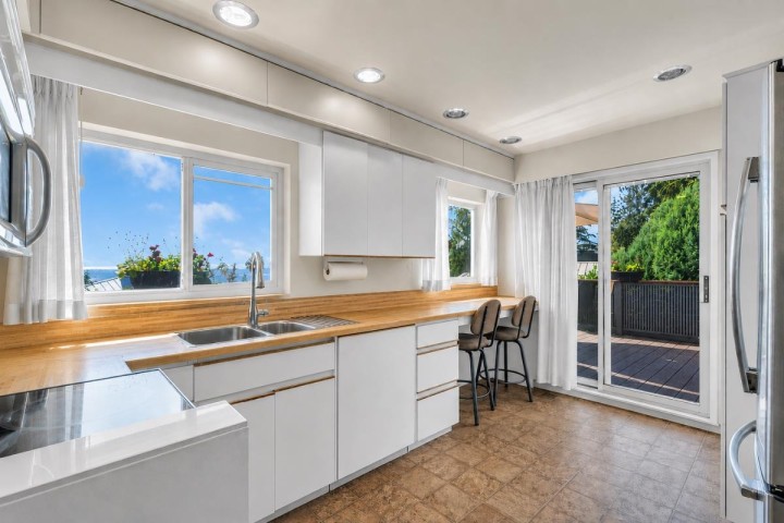Photo 10 at 403 Newdale Court, Upper Delbrook, North Vancouver