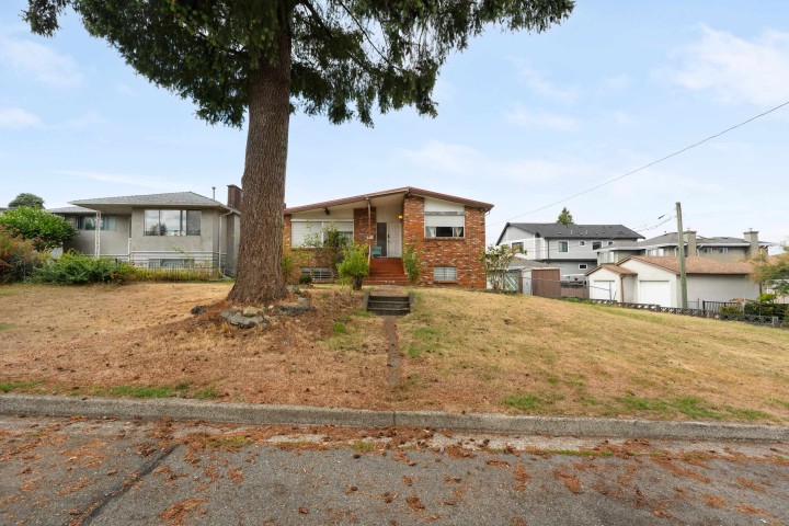 Photo 1 at 4561 Manor Street, Collingwood VE, Vancouver East