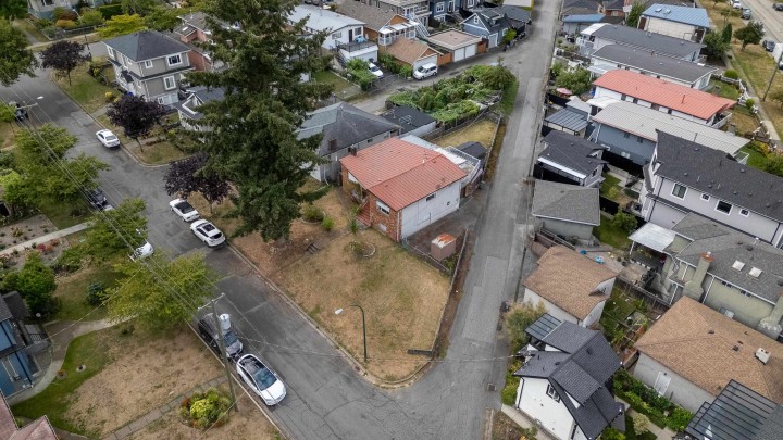 Photo 37 at 4561 Manor Street, Collingwood VE, Vancouver East