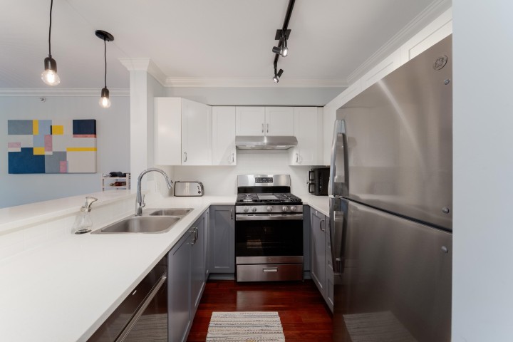 Photo 5 at 404 - 2161 W 12th Avenue, Kitsilano, Vancouver West