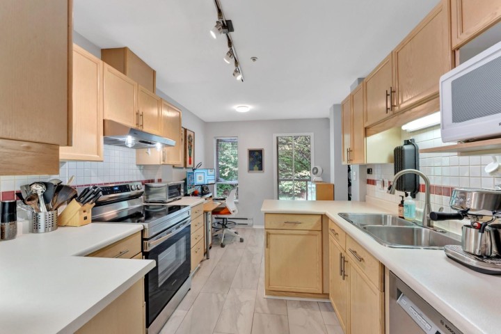 Photo 8 at 306 - 3400 Se Marinr Drive, Champlain Heights, Vancouver East